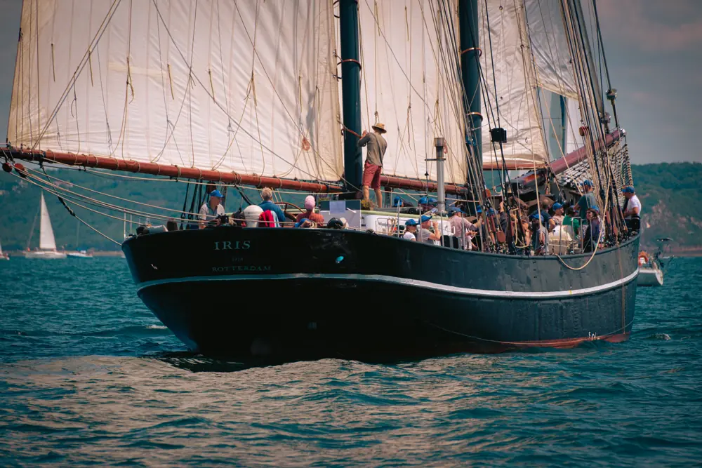 Une goélette classique sous voiles, au portant.