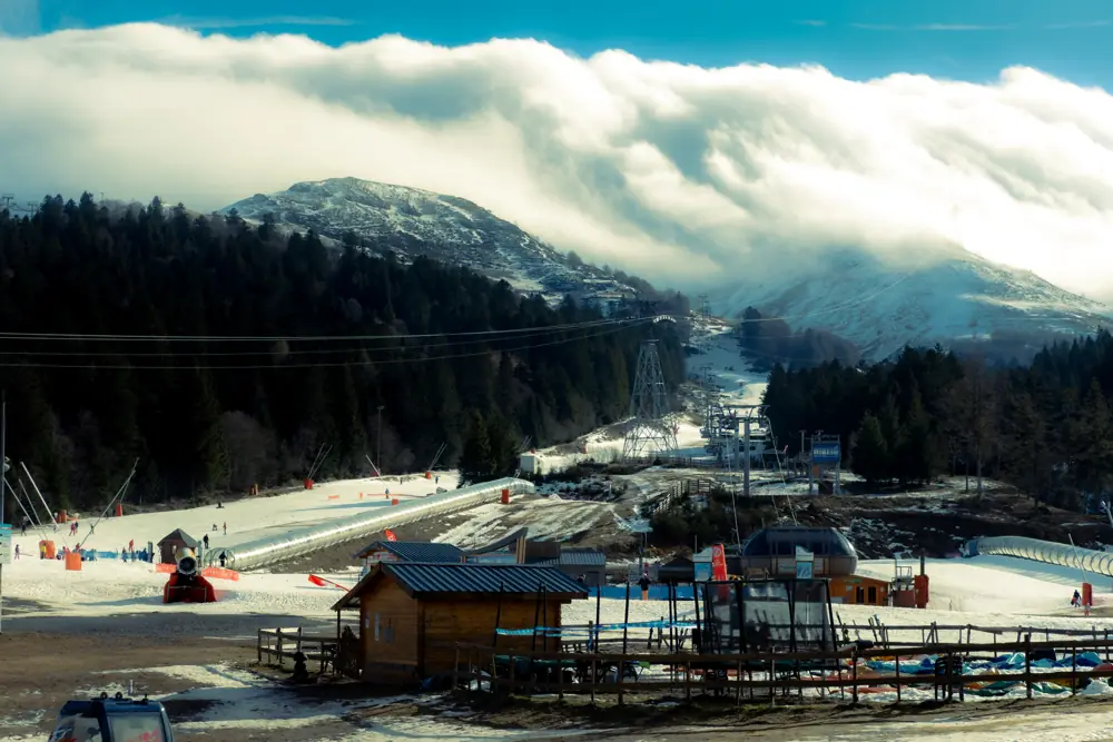 Village de montagne noyé sous une mer de nuages.