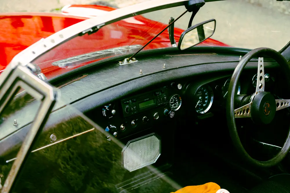 Cockpit d'une voiture de sport ancienne, cadrans et volant.